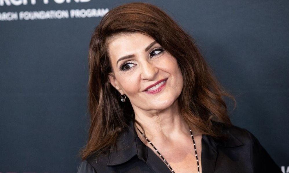 Μιλώντας τη γλώσσα της καρδιάς – Η Νία Βαρντάλος στο Θέατρο Παλλάς