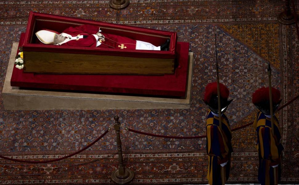 Η τελετουργία της νεκρικής γαλήνης: Πώς ο Πάπας Φραγκίσκος επέλεξε να "φύγει"
