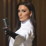 Ιουλία Καλλιμάνη: Θαμώνα της πέταξε λουλούδια με νερό