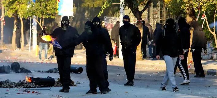 Εφιάλτης στη Νομική: Κουκουλοφόροι σπέρνουν τον τρόμο