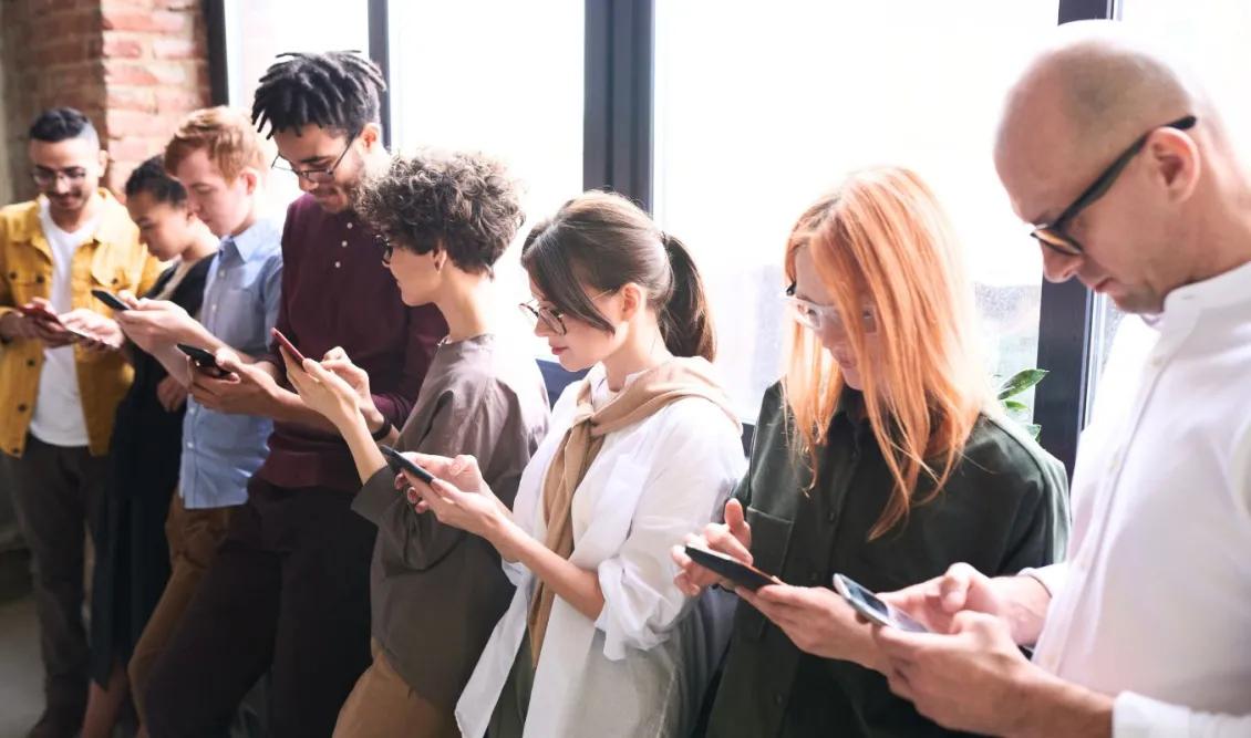 Το τέλος του smartphone: Ο Μαρκ Ζούκερμπεργκ προβλέπει την κυριαρχία της επαυξημένης πραγματικότητας