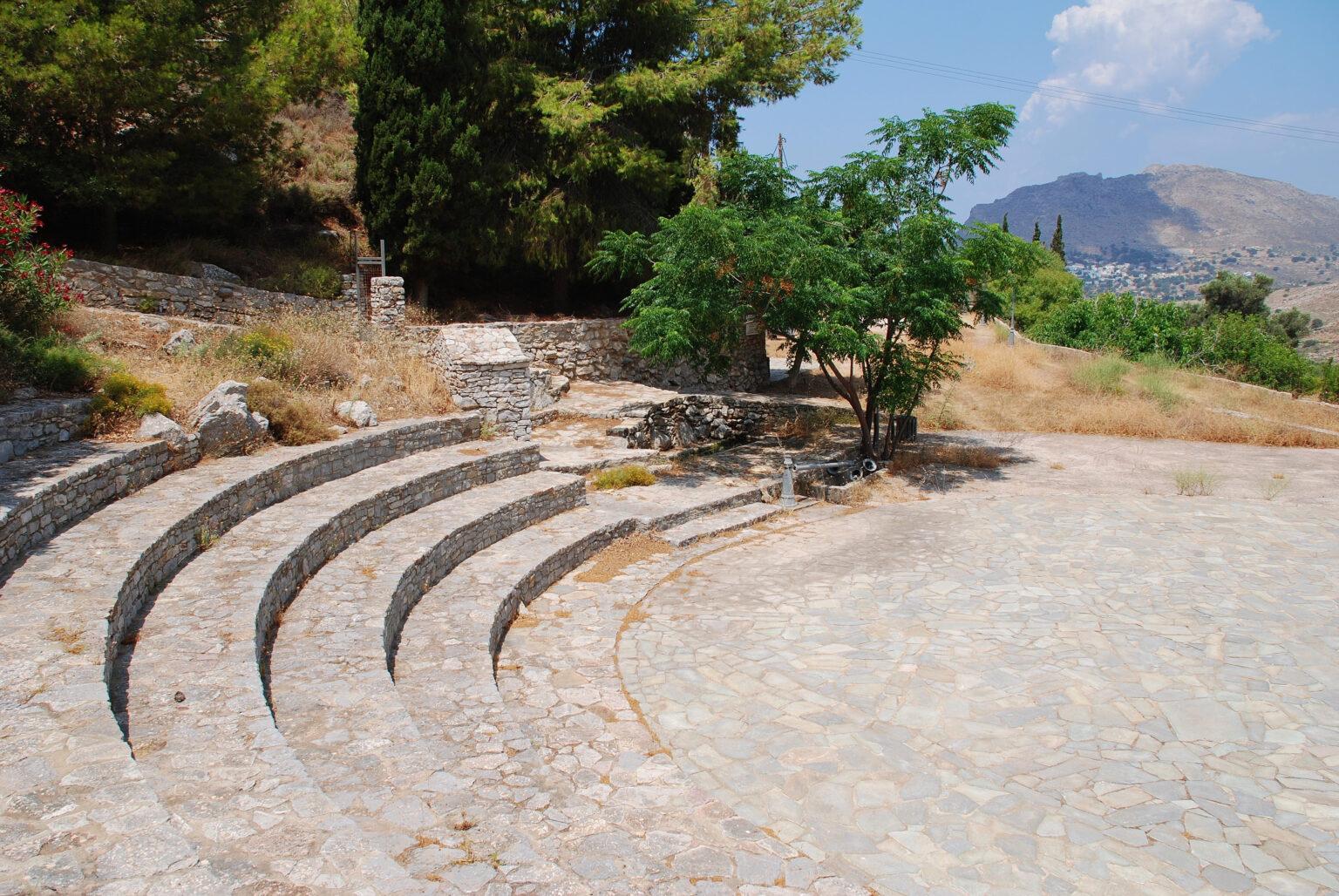 Το μικρό αμφιθέατρο που θα συναντήσετε έξω από το σπήλαιο Χαρκάδιο.