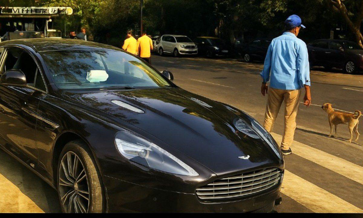 Η Aston Martin έγινε σμπαράλια, αλλά το σκυλάκι σωθηκε