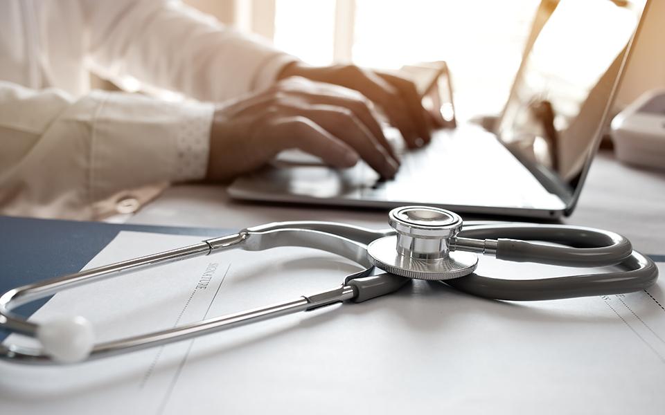 Φρίκη στη Γαλλία: "Ο διάβολος με τη λευκή ρόμπα"