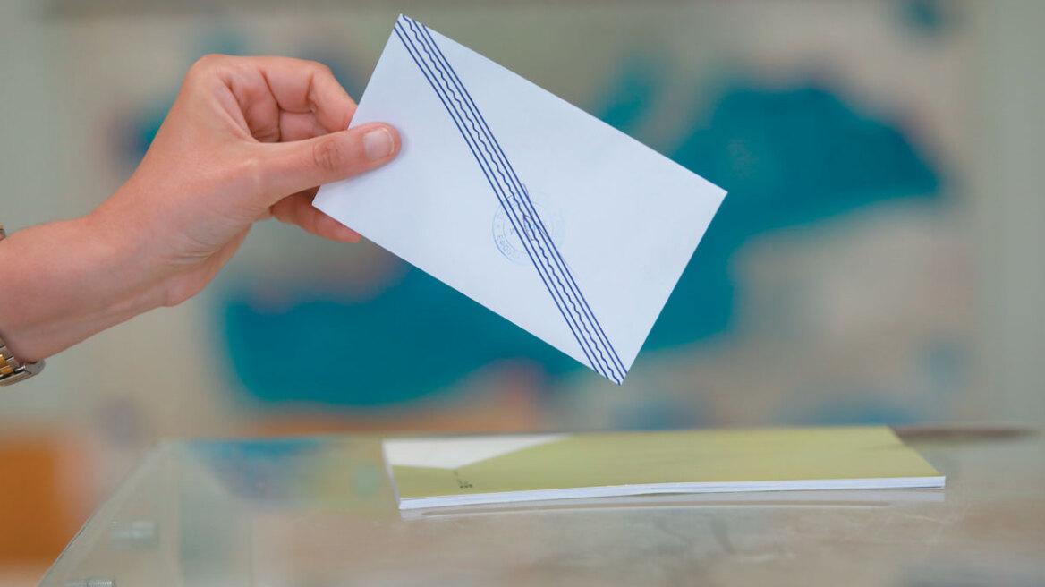 Δημοσκόπηση: Πρώτη η ΝΔ με διπλά ποσοστά από το ΠΑΣΟΚ - Τι γίνεται με τα κόμματα Σαμαρά - Τσίπρα;