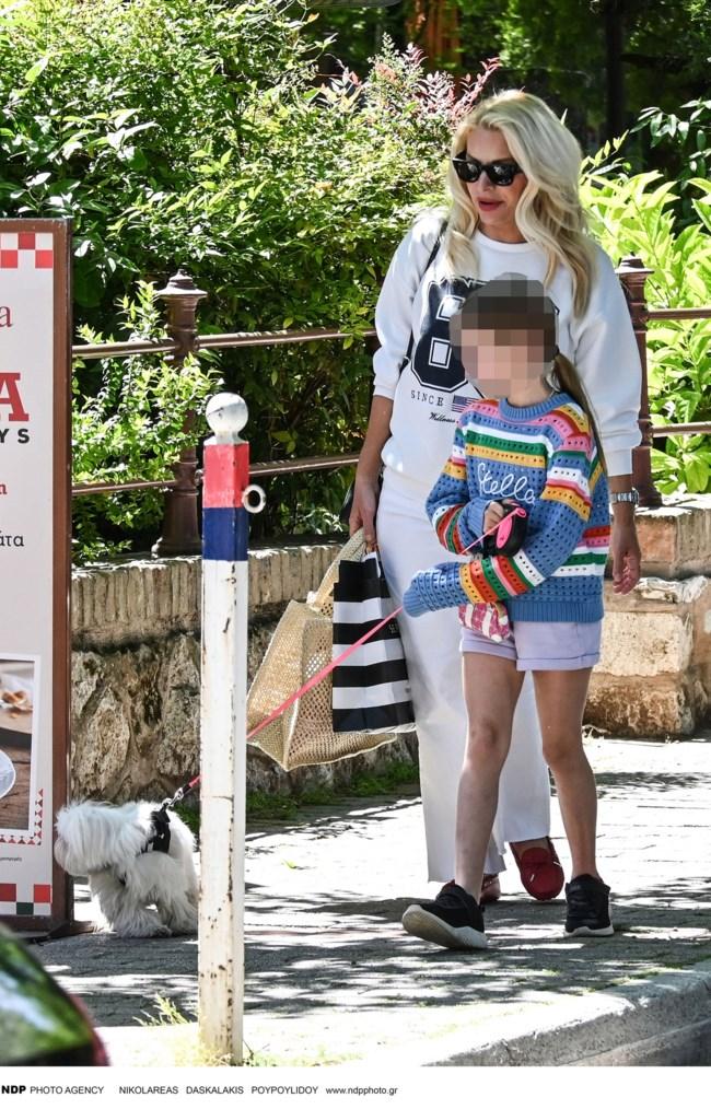 Η χαλαρή βόλτα της ωραίας Ελένης με την μικρή Μαρίνα