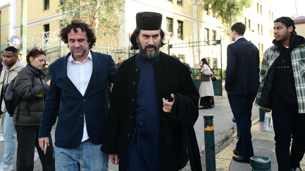 “Μου έδωσαν χρήματα για να ανακαλέσω”