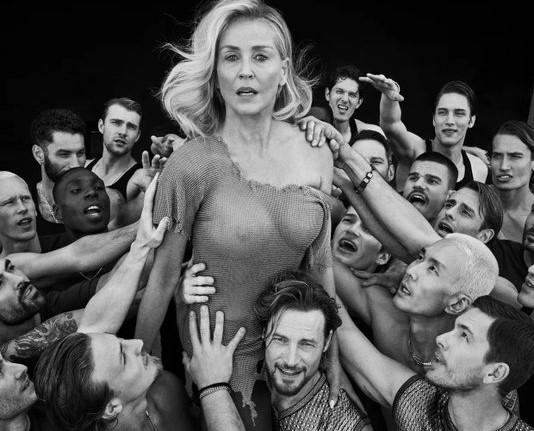 Η καυτή επιστροφή της Σάρον Στόουν στα 67 της