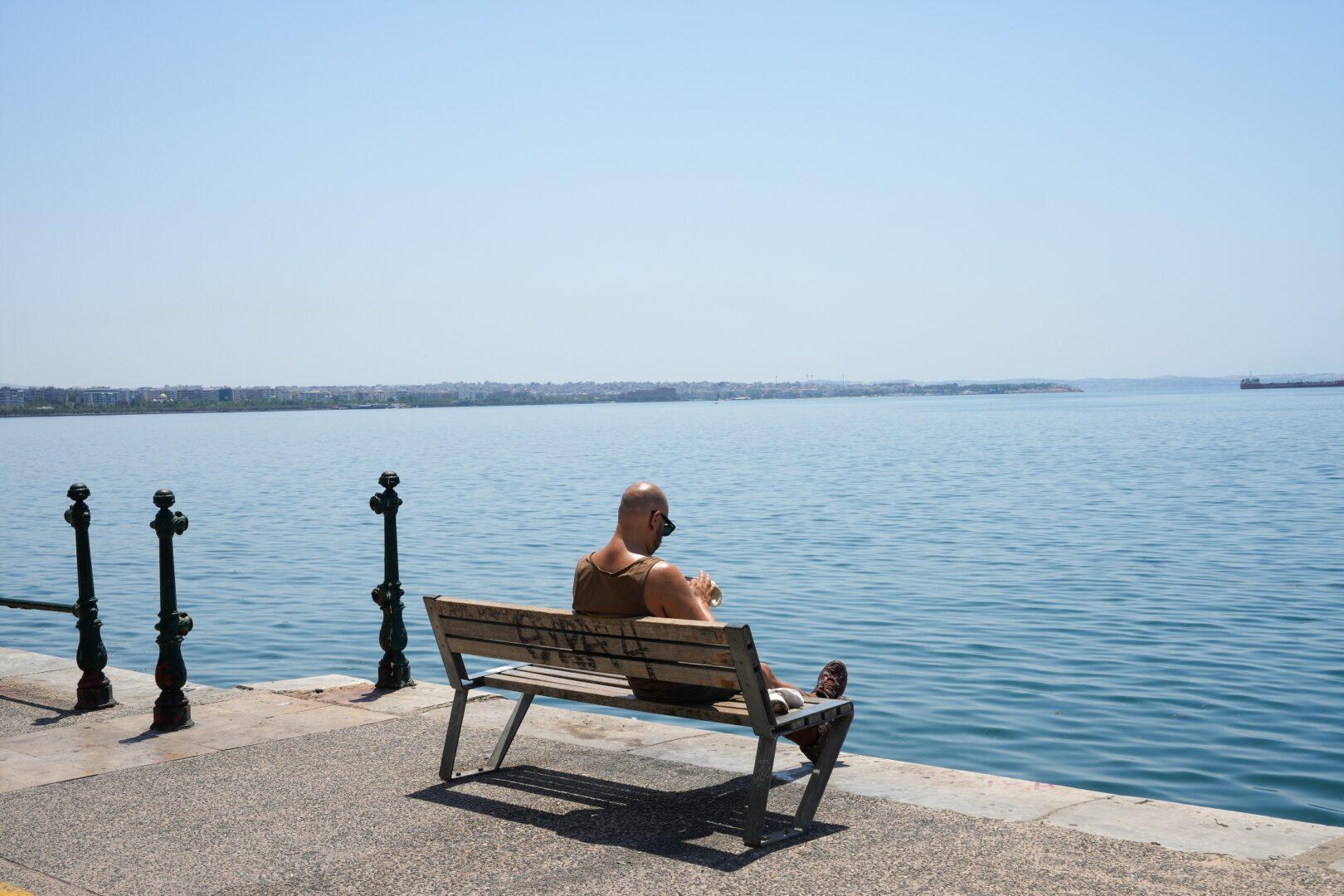 Καύσωνας: "Καμίνι" η χώρα, μέχρι και 43 βαθμούς θα δείξει ο υδράργυρος