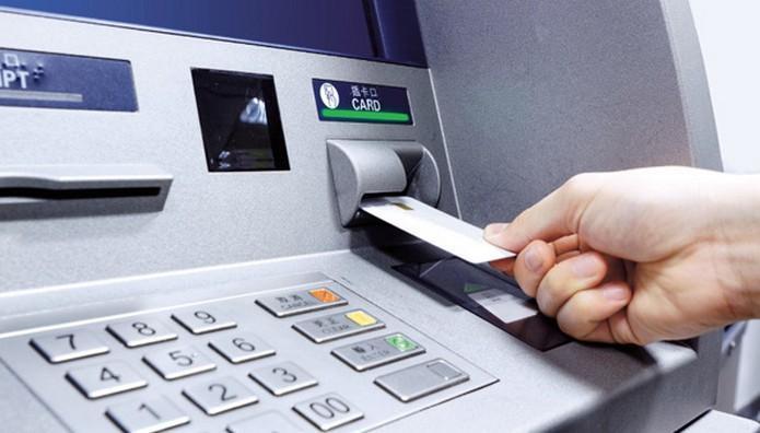 Νέο κύμα απάτης στα ΑΤΜ: Ο συναγερμός των "αόρατων" skimmers