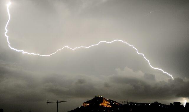 Το αστραπιαίο ρεκόρ που έσπασε τα όρια: Μια γιγάντια αστραπή διασχίζει τις ΗΠΑ!