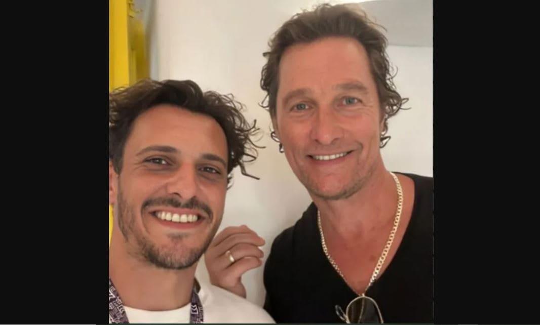 Μάθιου ΜακΚόναχι: Απόδραση στην Αντίπαρο και μια στάση στο μαγαζί του Σταύρου Σβήγκου