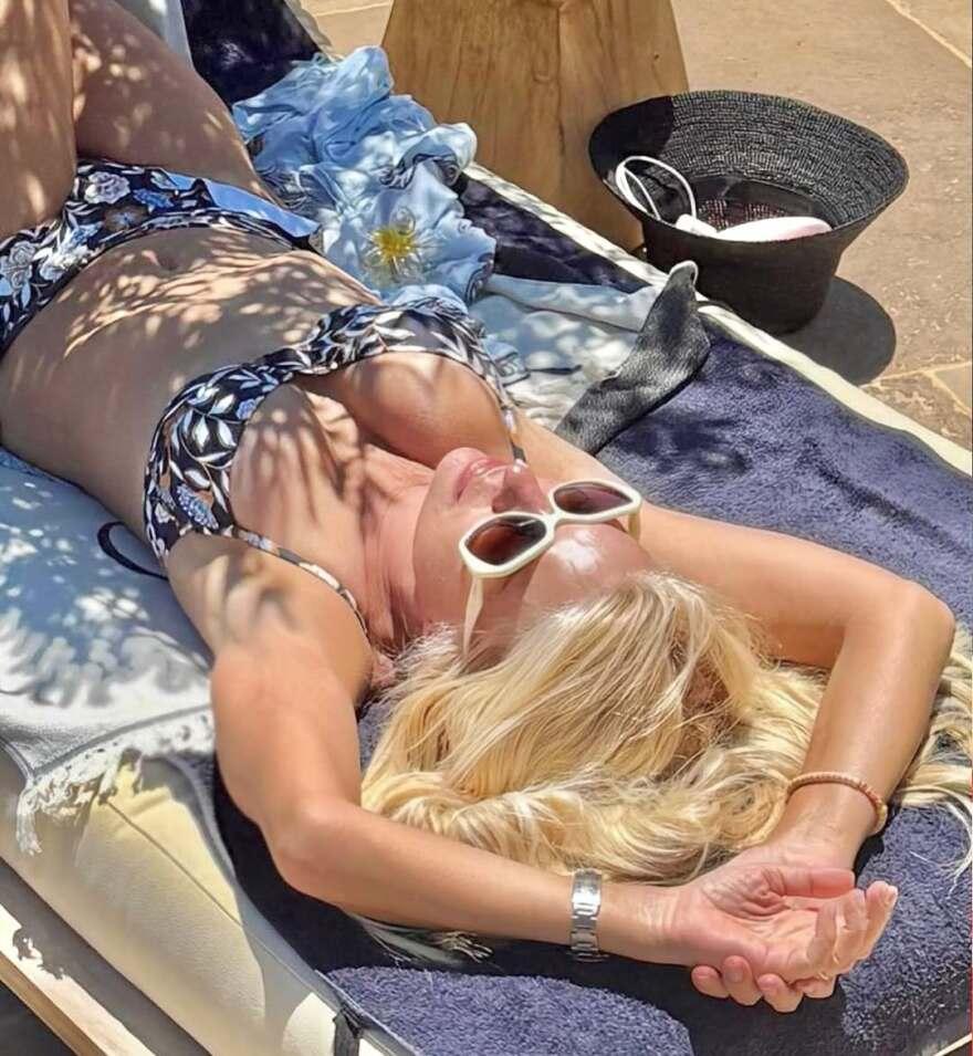 Ελένη Μενεγάκη: Κάνει ηλιοθεραπεία στις διακοπές της