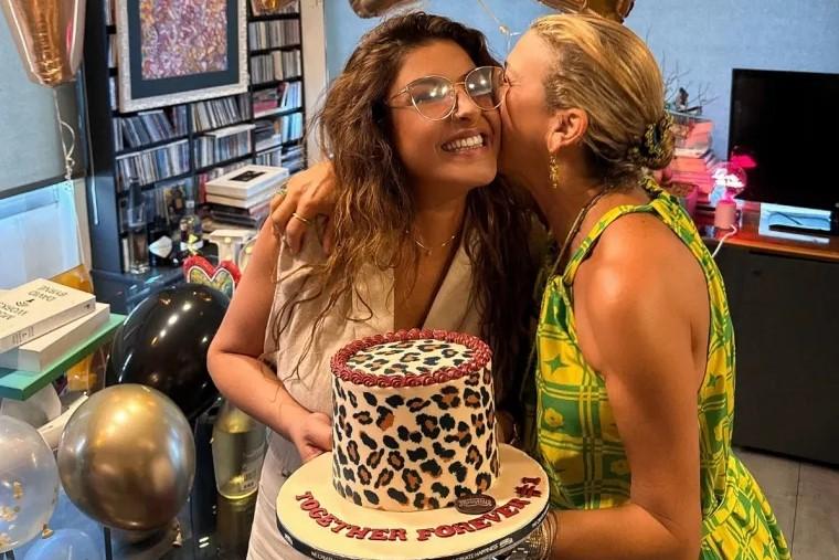 Έλενα Παπαρίζου: Πάρτι-έκπληξη και ανατρεπτικές ερμηνείες για την κορυφαία pop star. Η τούρτα και τα χαμόγελα