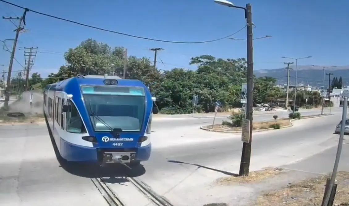Σοκ: Σύγκρουση προαστιακού με αυτοκίνητο στην Πάτρα: Ανατριχιαστικό βίντεο