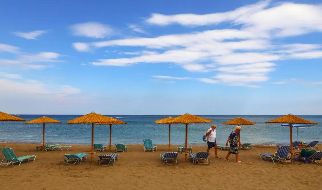 Δώδεκα ελληνικές παραλίες χάνουν τη «Γαλάζια Σημαία» 2025