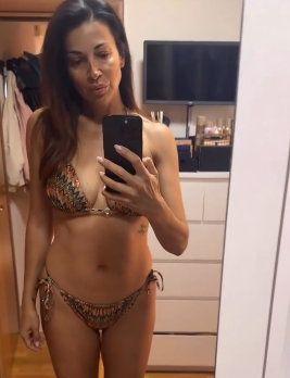 Η Ελένη Χατζίδοιυ ποζάρει με το μαγιό της