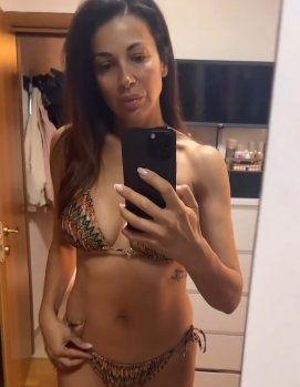 Η Ελένη Χατζίδοιυ ποζάρει με το μαγιό της