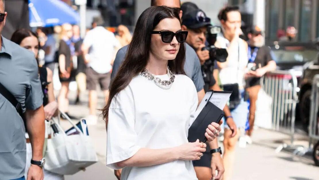 "Ο Διάβολος φοράει Prada": Η Αν Χάθαγουεϊ επιστρέφει με ένα look που ξεχωρίζει