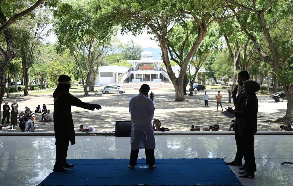 Δημόσιο μαστίγωμα για ομοφυλοφιλία στην Ινδονησία