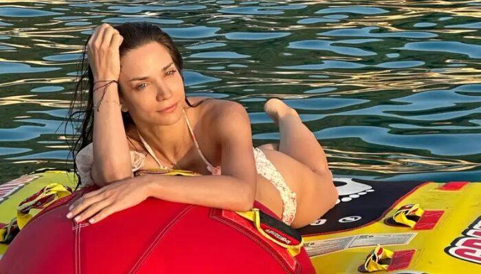Η Κατερίνα Γερονικολού ποζάρει με το μαγιό της