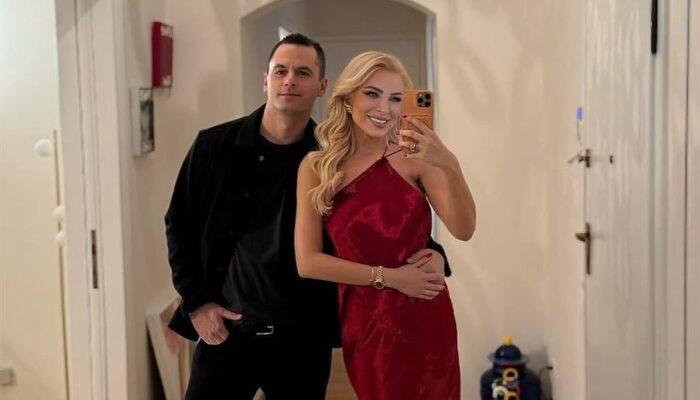 Καινούργιου – Κουτσουμπής: Ποζάρουν αγκαλιασμένοι με φόντο το ηλιοβασίλεμα