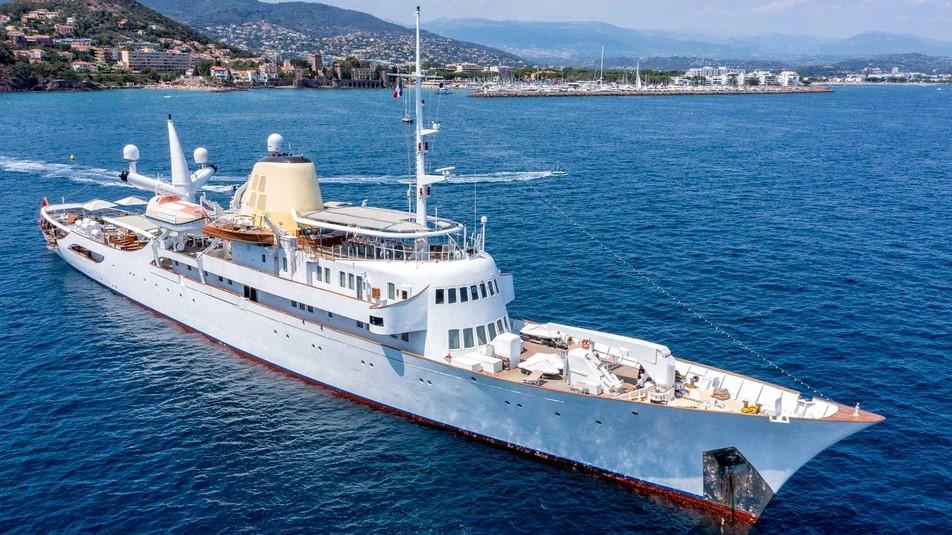 Κανόνια και κρυστάλλινα ποτήρια: Οι θαλαμηγοί που γεννήθηκαν για πόλεμο