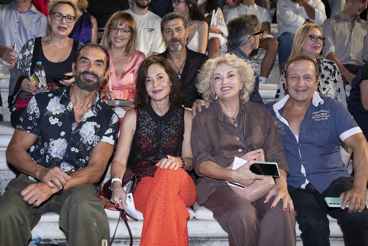 Μια σπάνια εμφάνιση: Ο Αλέκος Συσσοβίτης στο Ηρώδειο, διαχρονικά γοητευτικός στα 60 του