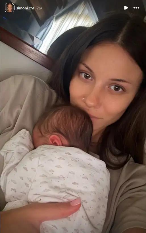 Σταρ του Instagram από την κούνια: Η Σιμώνη Χριστοδούλου μοιράζεται τις πρώτες στιγμές με την κόρη της
