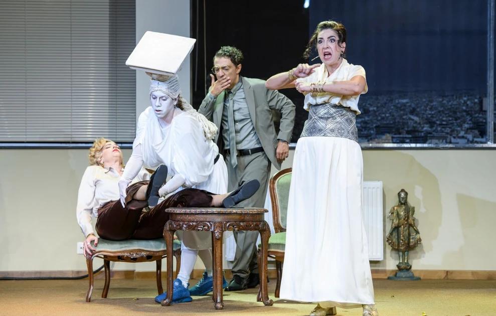 Τρεις παραστάσεις για να γελάσουμε ξανά