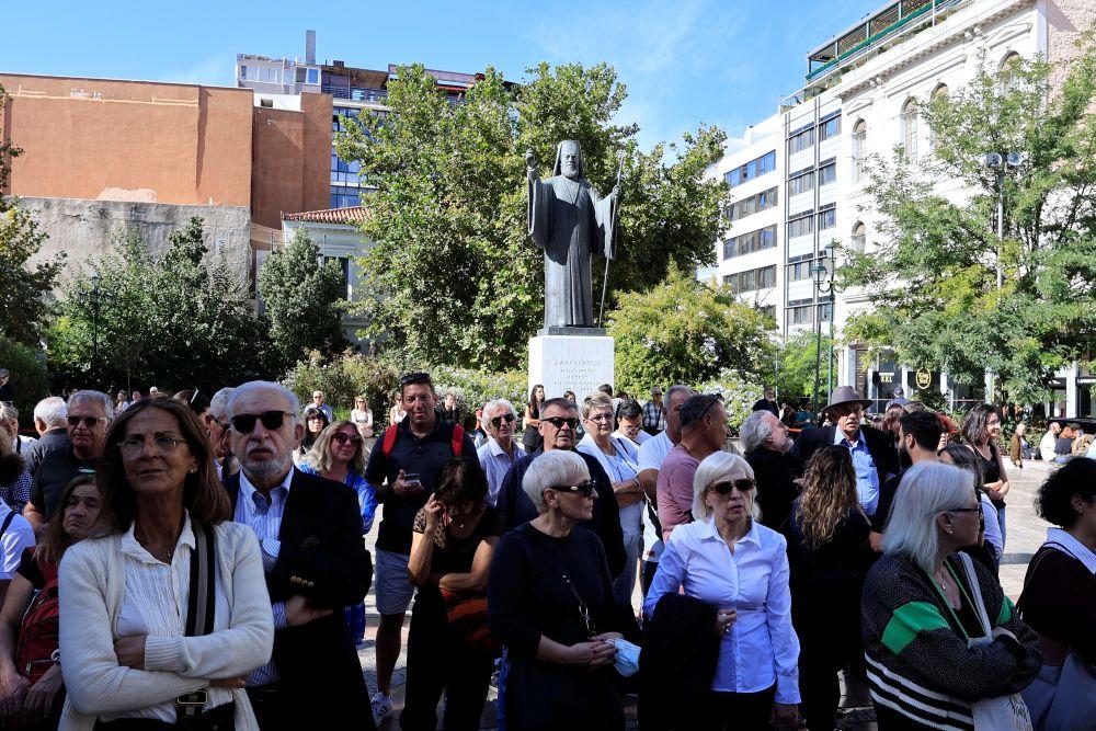 Κηδεία Διονύση Σαββόπουλου: Θρήνος αλλά και συγκίνηση