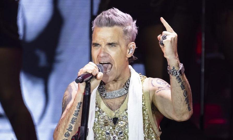 Με κίτρινο καρό παντελόνι και παντόφλες στο Καλλιμάρμαρο ο Ρόμπι Γουίλιαμς