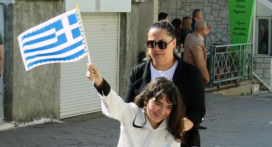 Παρέδωσε μάθημα ζωής και παρέλασε η μικρή Αλεξία που είχε τραυματιστεί από αδέσποτη σφαίρα
