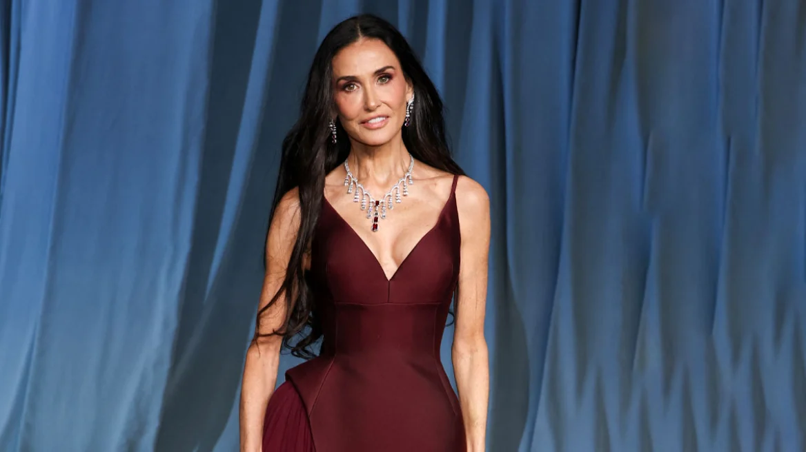 Ντέμι Μουρ: Στο Academy Museum Gala με εντυπωσιακή μακριά τουαλέτα