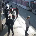 Ο «φύλακας-άγγελος» του τραμ. Σοκαριστικό βίντεο