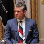 Αναταραχή από μια γραβάτα: Ο υπουργός Πολέμου των ΗΠΑ με τα χρώματα της ρωσικής σημαίας