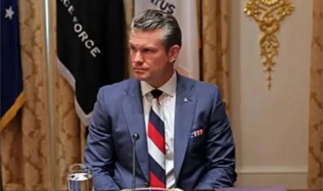Αναταραχή από μια γραβάτα: Ο υπουργός Πολέμου των ΗΠΑ με τα χρώματα της ρωσικής σημαίας
