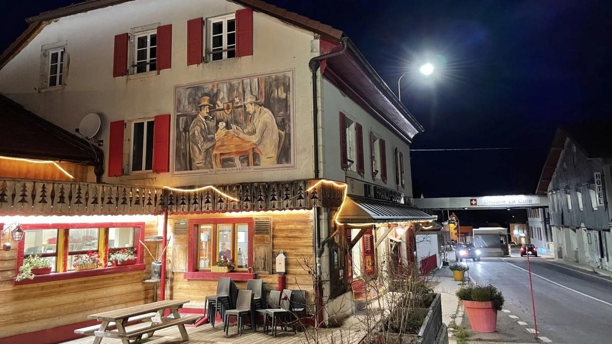Hôtel L’Arbezie: Το ξενοδοχείο όπου διασχίζεις δύο χώρες μέσα σ’ ένα δωμάτιο!