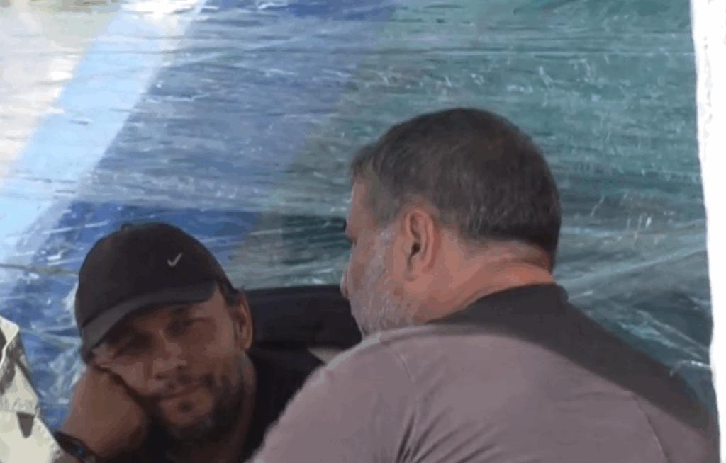 Ο Βασίλης Μπισμπίκης στο πλευρό του Πάνου Ρούτσι. Ο ηθοποιός συνομίλησε με τον πατέρα που διανύει την 19η ημέρα απεργίας πείνας