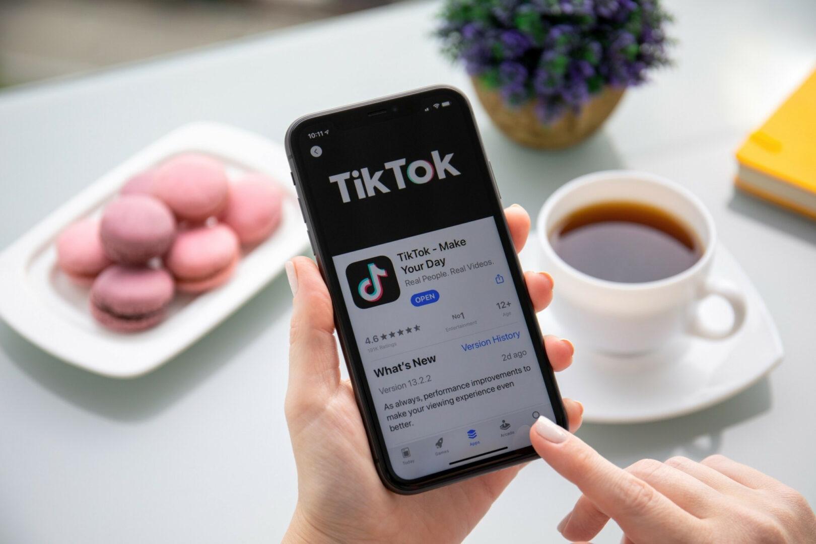 Εθισμένοι στο TikTok: Οι εντατικοί χρήστες σκρολάρουν πάνω από 4 ώρες την ημέρα. Από το αθώο διάλειμμα στην καθημερινή εμμονή