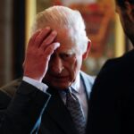 Τα… άκουσε ο βασιλιάς Κάρολος: «Πόσο καιρό ξέρετε για τον Άντριου και τον Επστάιν;»
