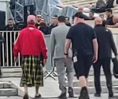 Με κίτρινο καρό παντελόνι και παντόφλες στο Καλλιμάρμαρο ο Ρόμπι Γουίλιαμς