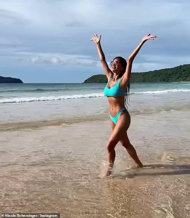 Νικόλ Σέρζινγκερ: Καυτές πόζες στην παραλία