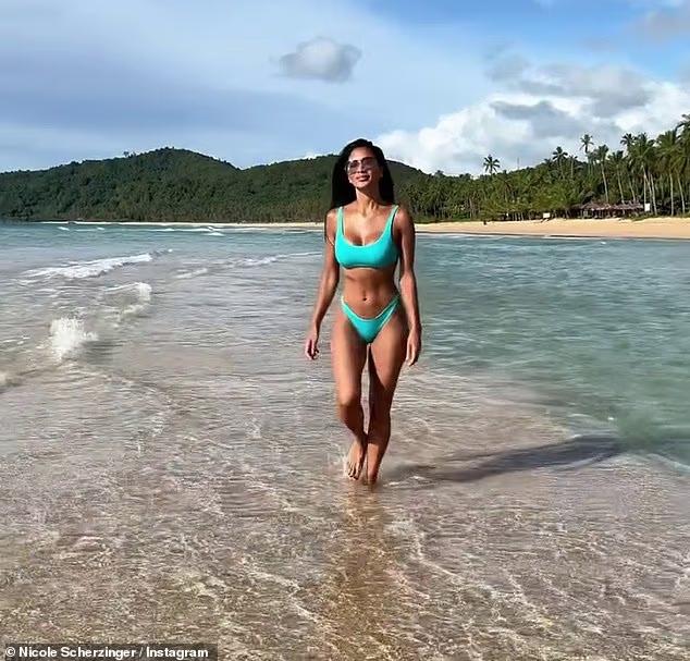 Νικόλ Σέρζινγκερ: Καυτές πόζες στην παραλία