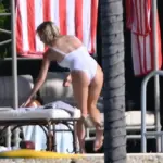 Σίντνεϊ Σουίνι: Χαλαρώνει με λευκό μαγιό στη Φλόριντα