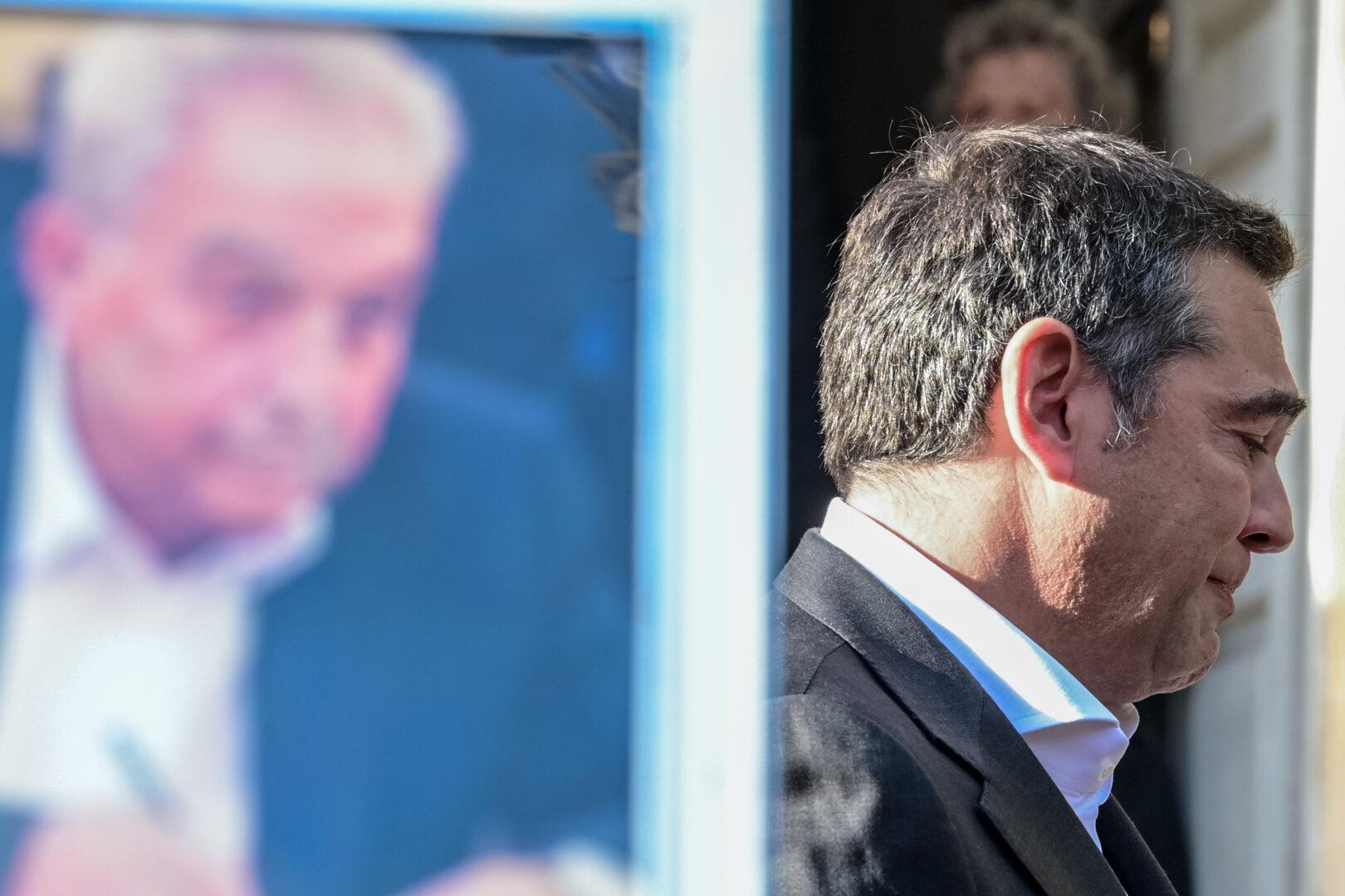 Τελευταίο αντίο στον Αλέκο Φλαμπουράρη – «Έσπασε» η φωνή του Αλέξη Τσίπρα στον επικήδειο που εκφώνησε