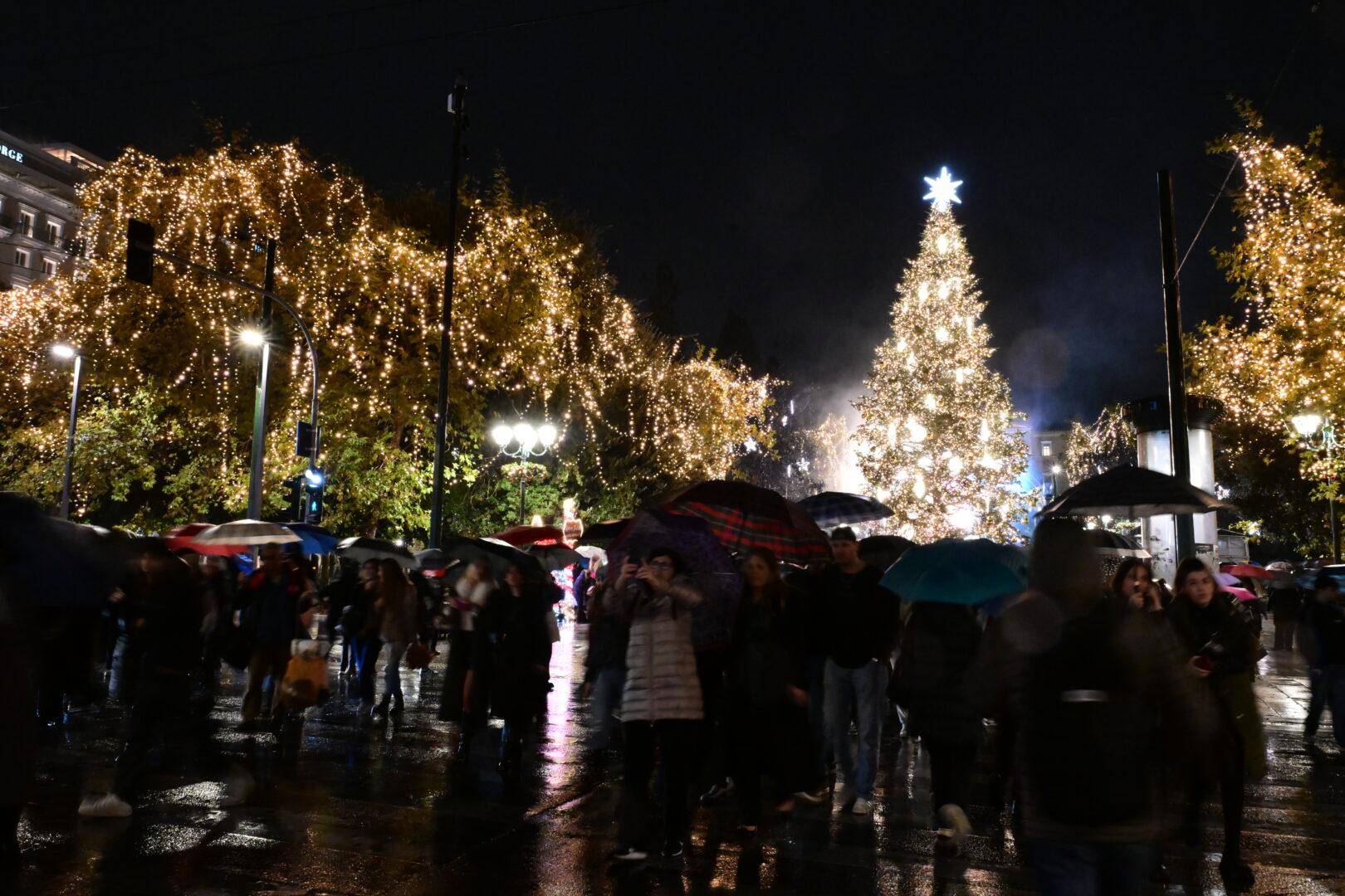 Φωταγωγήθηκε η Αθήνα για τα Χριστούγεννα