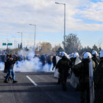 “Κομμένη” στα δύο η χώρα – Οι αγρότες και βγήκαν στην ΠΑΘΕ