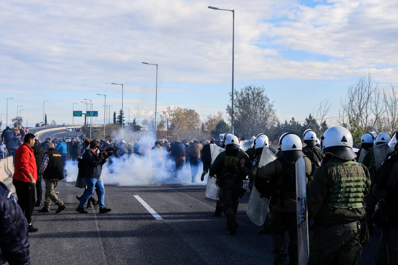 “Κομμένη” στα δύο η χώρα – Οι αγρότες και βγήκαν στην ΠΑΘΕ