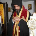 Άγιος Παρθένιος: Τα θαυματουργά λείψανα του Αγίου στα χέρια του ρασοφόρου-μοντέλου